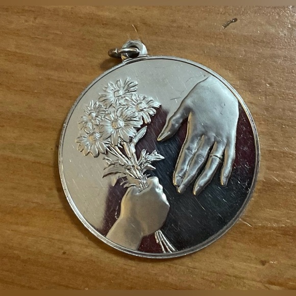 Franklin Mint: vintage (1973) Mother’s Day silver coin pendant and silver chain. - Picture 3 of 9